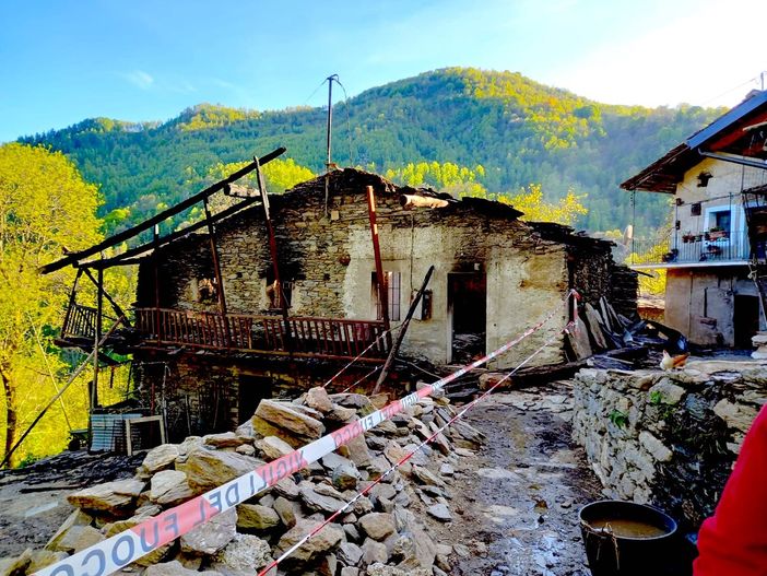 L'incendio che ha distrutto il fabbricato di Bruna, a Gilba di Brossasco