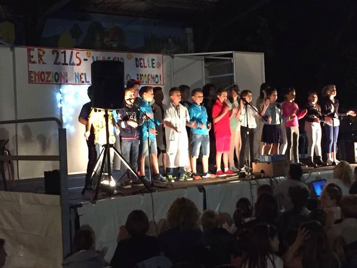 Lo spettacolo degli studenti mette Cervere in Movimento fra divertimento e impegno Lo spettacolo degli studenti mette Cervere in Movimento fra divertimento e impegno