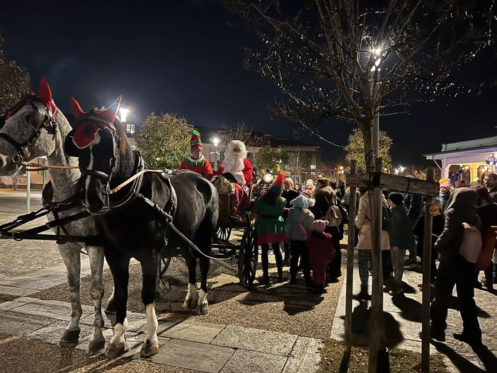 Alcuni momenti dello spettacolo in corso in piazza Foro Boario