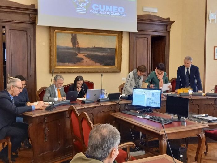 L'apertura delle buste per il bando di vendita degli spazi, nei giorni scorsi in municipio