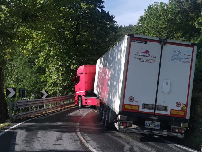 Camion fuori strada sulla SS 21 dopo l'abitato di Demonte Camion fuori strada sulla SS 21 dopo l'abitato di Demonte