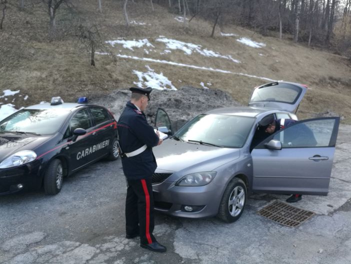 Cherasco, bloccato dai Carabinieri mentre tenta di rubare un paio di scarpe. Cherasco, bloccato dai Carabinieri mentre tenta di rubare un paio di scarpe.