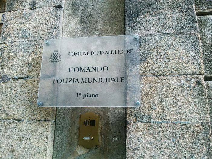 “Ho una perdita d'acqua in casa”, ma è falso: saluzzese denunciato e multato dalle municipali di Finale e Loano