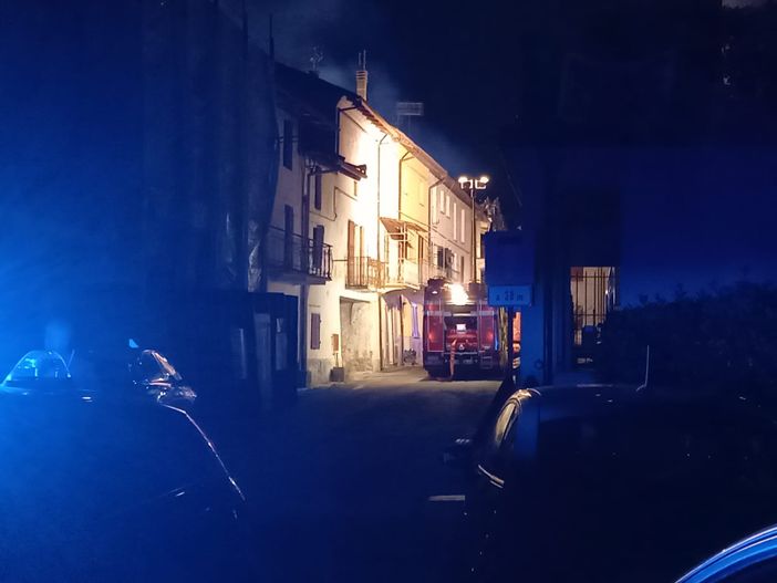 Beinette, fiamme nella ex cartiera: a fuoco un deposito di polistirolo Beinette, fiamme nella ex cartiera: a fuoco un deposito di polistirolo