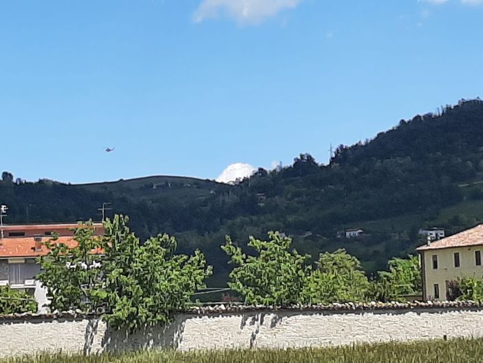 L'elicottero che sta sorvolando Ceva