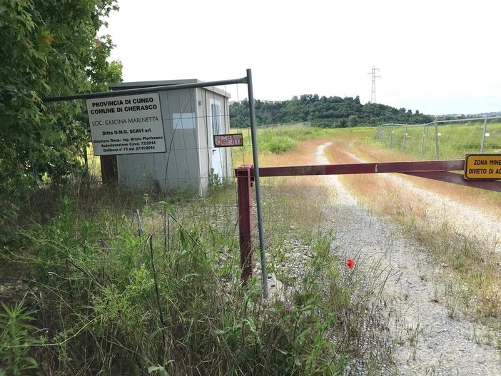"In località Cascina Marinetta a Cherasco una cava abbandonata da anni" "In località Cascina Marinetta a Cherasco una cava abbandonata da anni"