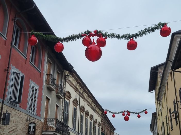 Le strade di Cherasco addobbate per il Natale Le strade di Cherasco addobbate per il Natale