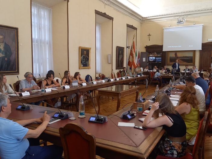 La sala del consiglio "priva" della minoranza La sala del consiglio "priva" della minoranza