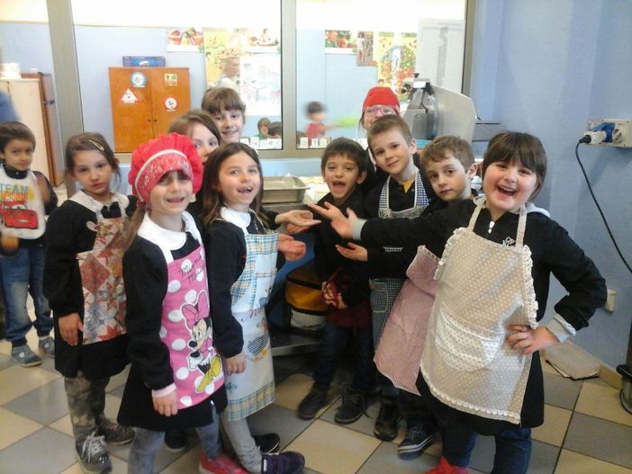 I bambini della prima alle prese con la preparazione dei dolcetti I bambini della prima alle prese con la preparazione dei dolcetti
