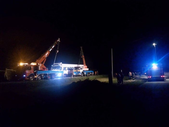 Tir fuori strada a Sant'Anna di Costigliole: due autogru, vigili del fuoco e carabinieri sul posto