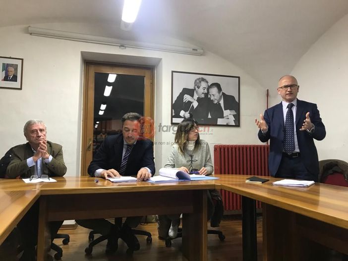 L'avvocato Raffaele Volante illustra la situazione in Consiglio comunale L'avvocato Raffaele Volante illustra la situazione in Consiglio comunale