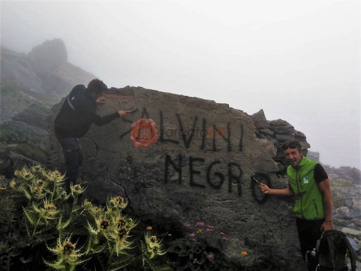 Il sindaco ed il dipendente comunale di Crissolo al lavoro per rimuovere le scritte contro Matteo Salvini Il sindaco ed il dipendente comunale di Crissolo al lavoro per rimuovere le scritte contro Matteo Salvini