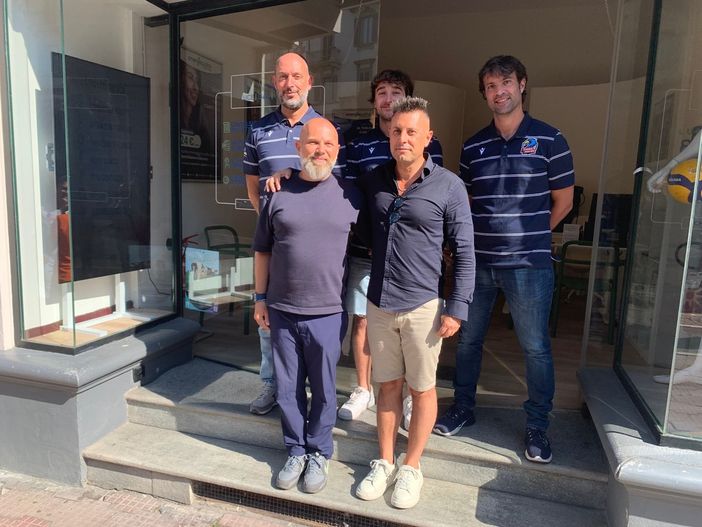 Lo staff tecnico della MA Acqua S.Bernardo con Daniele Bertolotti di Energia Pulita ed il DG di Cuneo Volley Davide Bima Lo staff tecnico della MA Acqua S.Bernardo con Daniele Bertolotti di Energia Pulita ed il DG di Cuneo Volley Davide Bima