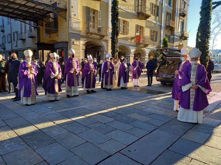 "Era mite uomo del dialogo": al Duomo di Cuneo l'ultimo saluto a monsignor Aldo Giordano [VIDEO]