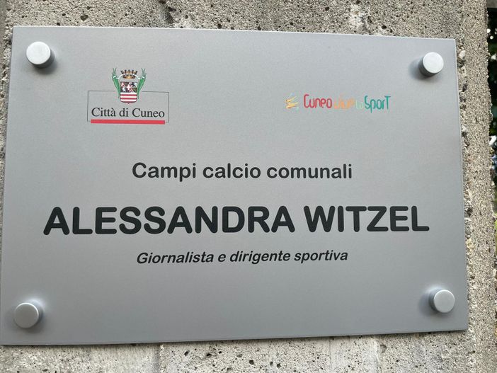 La targa affissa sugli impianti sportivi di Cuneo La targa affissa sugli impianti sportivi di Cuneo