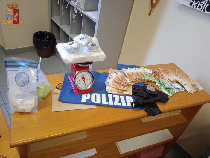 Il materiale sequestrato dalla Mobile Il materiale sequestrato dalla Mobile