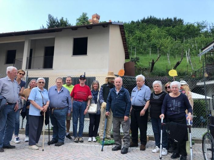 Gli ospiti della casa di riposo di Piasco alla scoperta degli spaventapasseri di Castellar