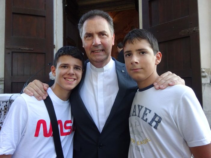 Don Ángel Fernández Artime con i giovani braidesi