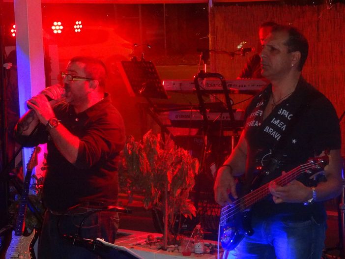 Un successo il concerto di “Ala Nomade” al celebre “Chiosco” di Bra