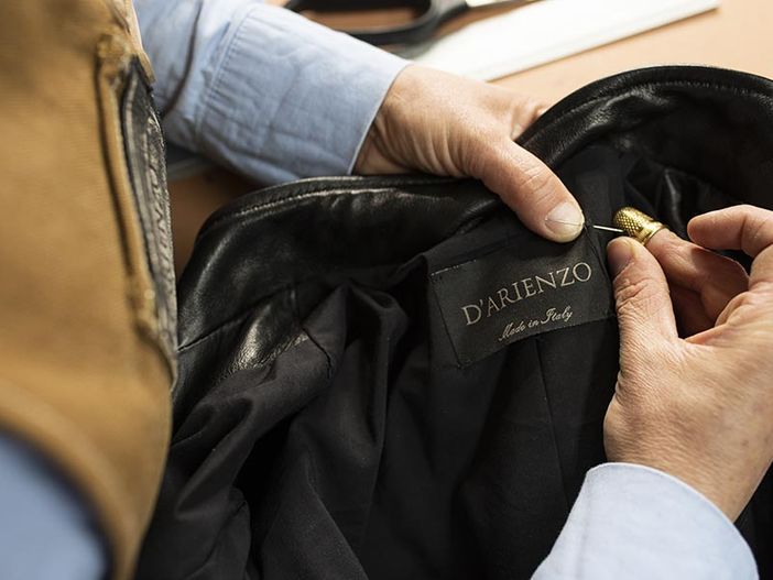 D'Arienzo Collezioni, l'eleganza artigianale Made in Italy di capi in pelle unici fatti a mano