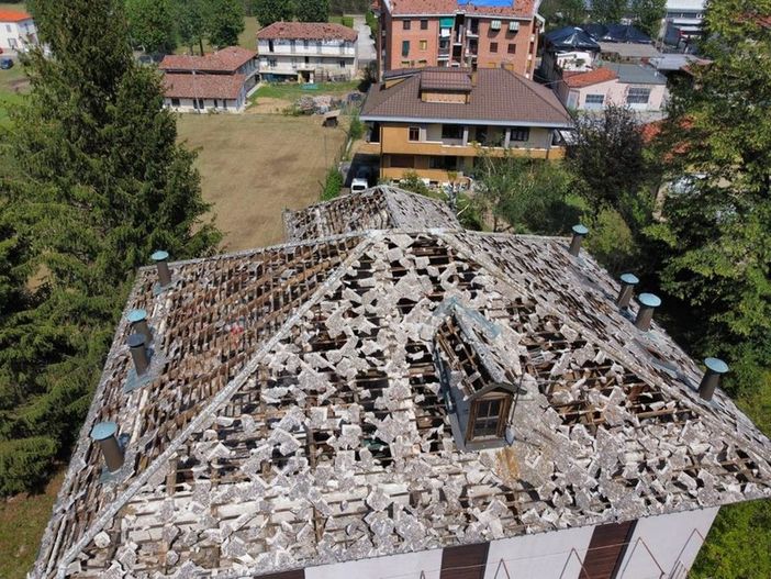 I tetti danneggiati dalla grandine lo scorso 6 luglio I tetti danneggiati dalla grandine lo scorso 6 luglio