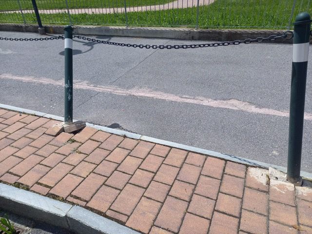 Il danno causato alla rotonda