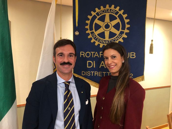 Davide Bianco e Gaia Frunzio (Presidente del Rotary Club Alba) Davide Bianco e Gaia Frunzio (Presidente del Rotary Club Alba)