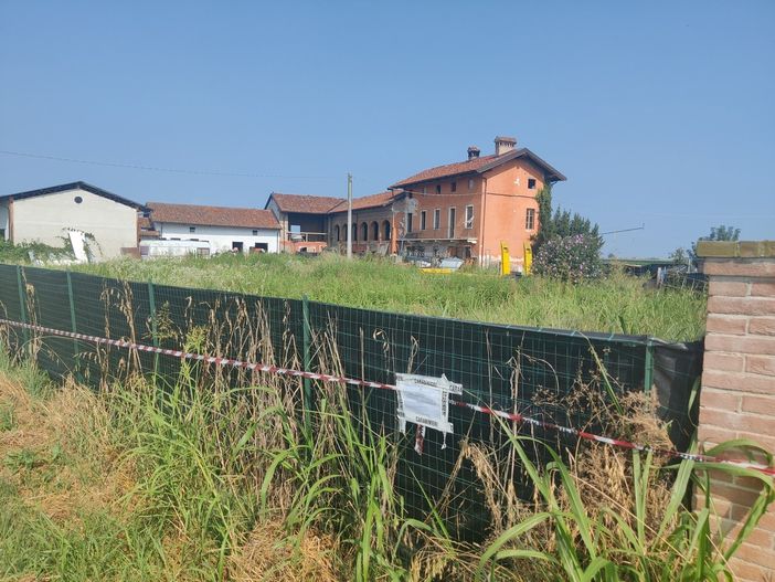 L'area dove sono stati rinvenuti i rifiuti è stata posta sotto sequestro dai Carabinieri L'area dove sono stati rinvenuti i rifiuti è stata posta sotto sequestro dai Carabinieri