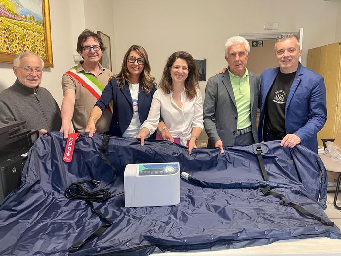 La consegna del materasso alla casa di risposo