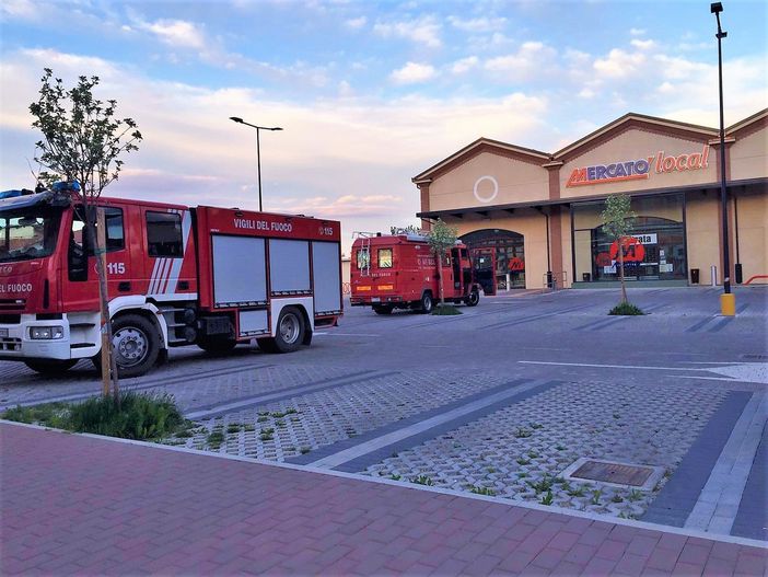 I Vigili del fuoco nel parcheggio del Mercato' di Dronero