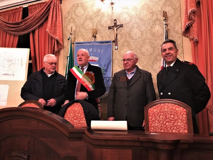 La consegna dei riconoscimenti in Municipio a Envie alla presenza del sindaco Mellano e del maresciallo Sau