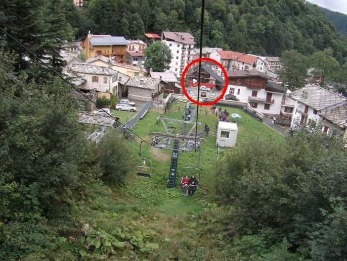 Racchiuso nel cerchio rosso, l'immobile oggetto dell'intervento comunale Racchiuso nel cerchio rosso, l'immobile oggetto dell'intervento comunale