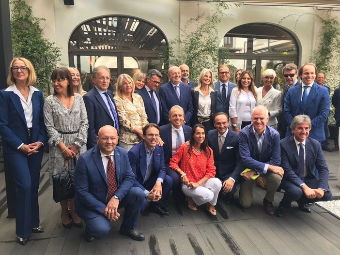 Berlusconi elogia il Piemonte e lancia i candidati di Forza Italia Berlusconi elogia il Piemonte e lancia i candidati di Forza Italia