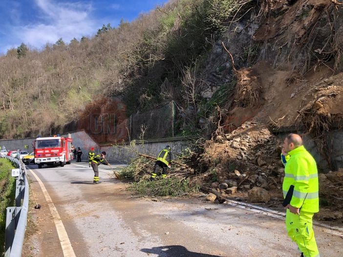 La frana verificatasi lungo la Statale 28
