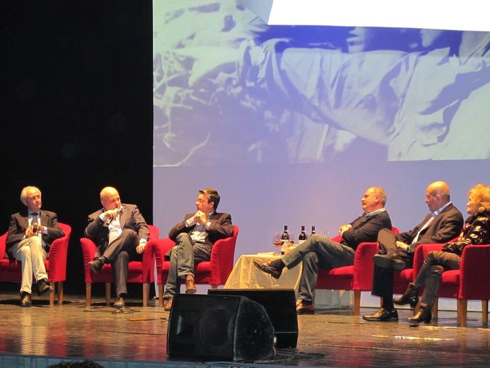 Alba: l'importanza della Resistenza nella presentazione del nuovo libro di Oscar Farinetti