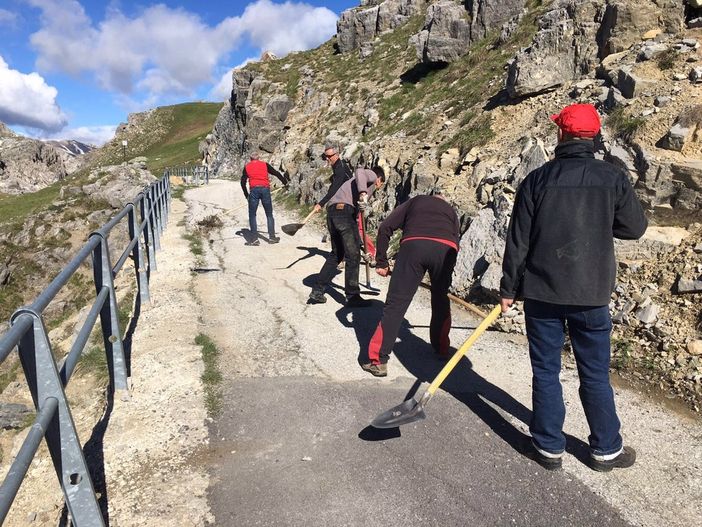 Immagini della pulizia effettuata prima dell'edizione 2015 della granfondo