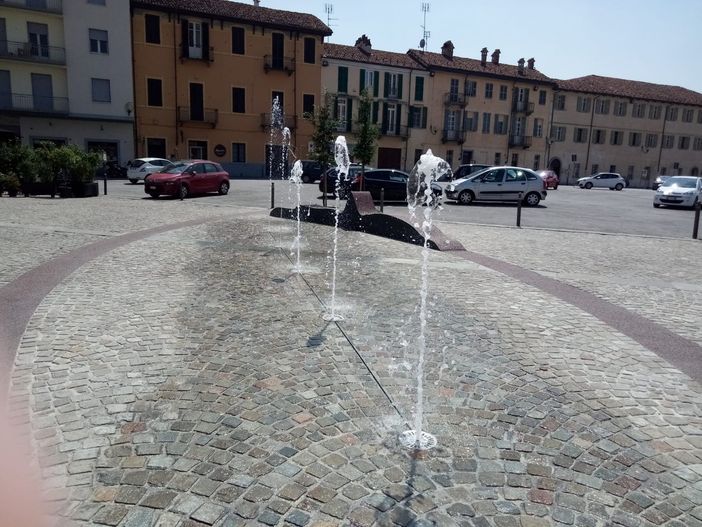 A Fossano finalmente zampilla la nuova attesa fontana di piazza Castello