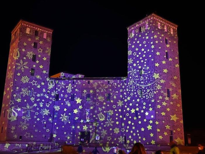 Il Castello degli Acaja illuminato per le festività natalizie