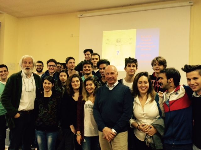 a sinistra il dott. Filippo Gallo, in centro il dott. Maurizio Colombo con alcuni ragazzi dell’Istituto Alberghiero Giolitti di Mondovì