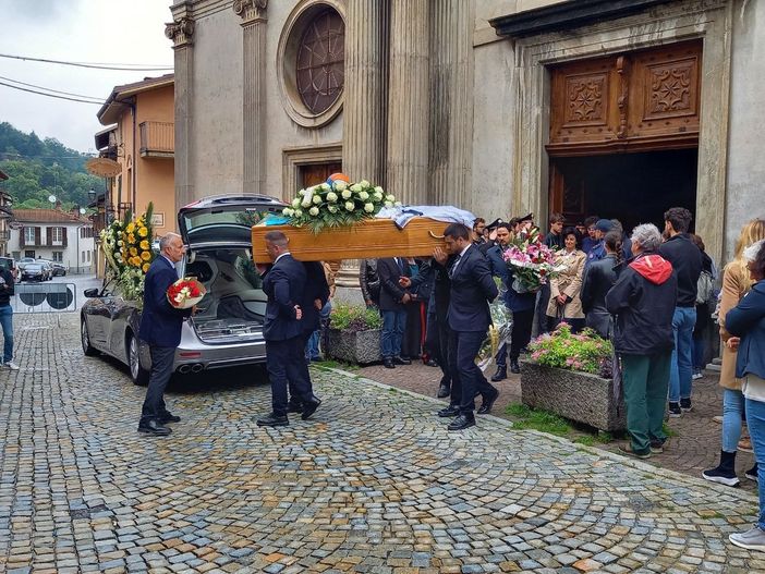 Peveragno, l’ultimo saluto ad Andrea: “Non abbiate paura di essere buoni, come lui”