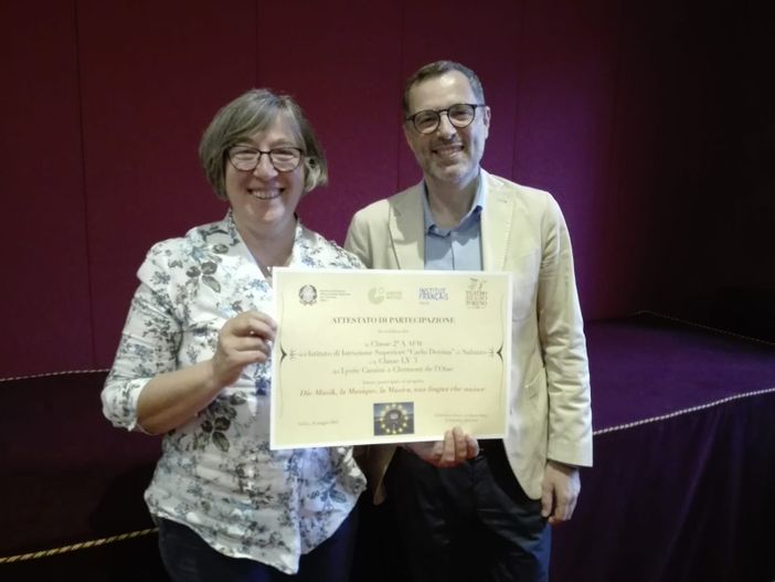 La prof. Giuseppina Bonardi mentre ritira il premio