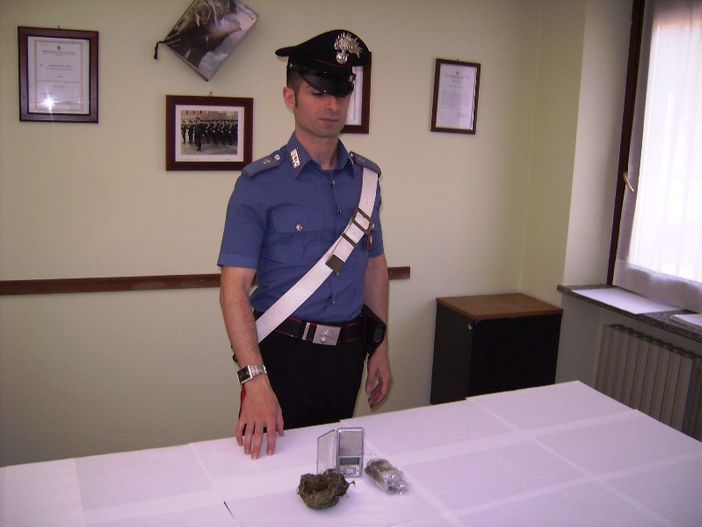 La mattina agricoltore, la sera confezionava stupefacente per il mercato dell’Albese