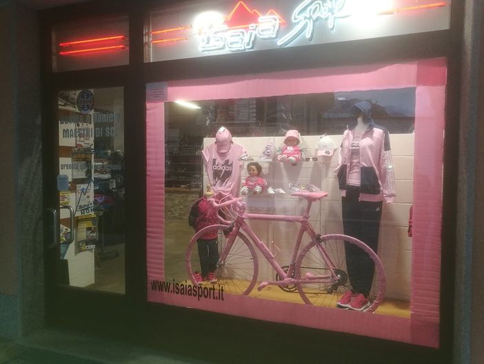 Paesana, le vetrine di “Isaia Sport” pronte ad accogliere il Giro ed i suoi tifosi