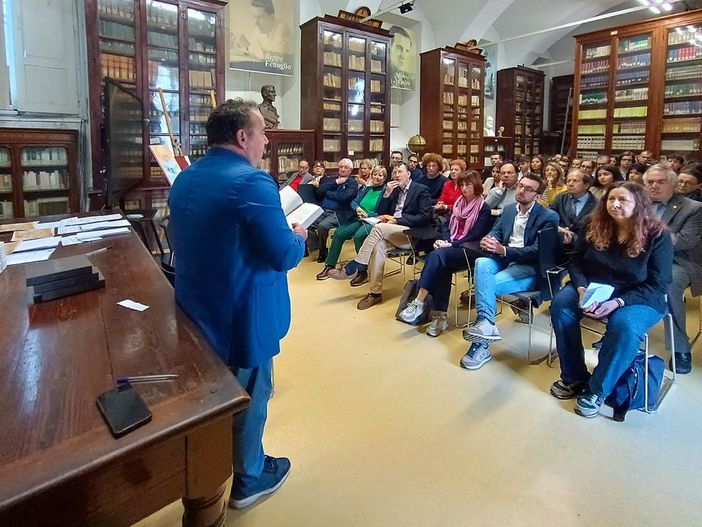 Eccellenze dei licei artistico e classico di Alba premiate nella memoria di Beppe Fenoglio (FOTO)
