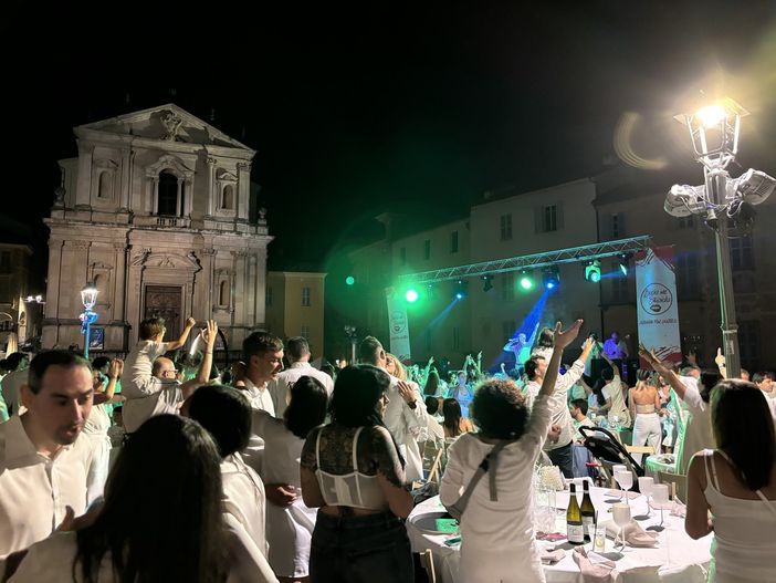 Un momento della cena in bianco in piazza Maggiore Un momento della cena in bianco in piazza Maggiore