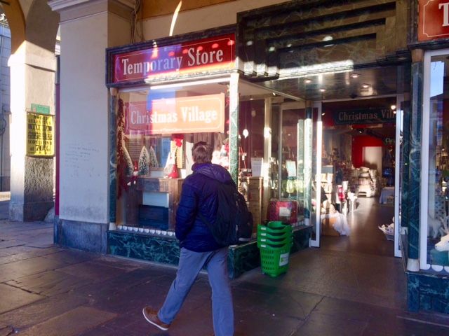 In piazza Galimberti un "villaggio" tutto dedicato al Natale: aperto un temporary store In piazza Galimberti un "villaggio" tutto dedicato al Natale: aperto un temporary store