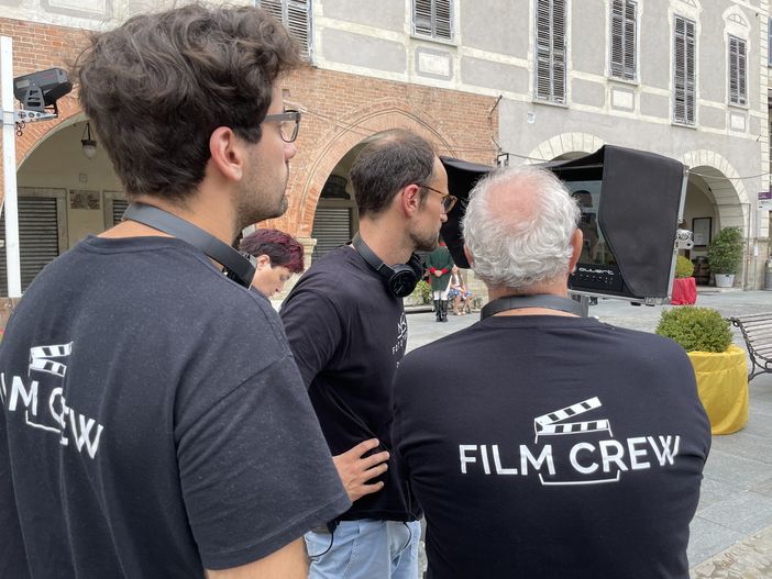 Piazza Maggiore diventa un set cinematografico per il corto "Amici invisibili" [VIDEO]