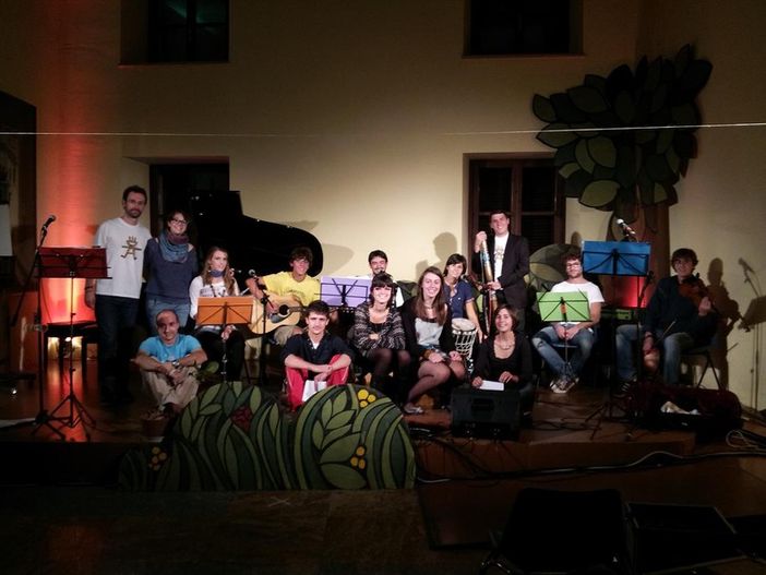 Il giovane gruppo cuneese de “I Kerkadelak” sul palco di San Defendente con "Ostinatamente"