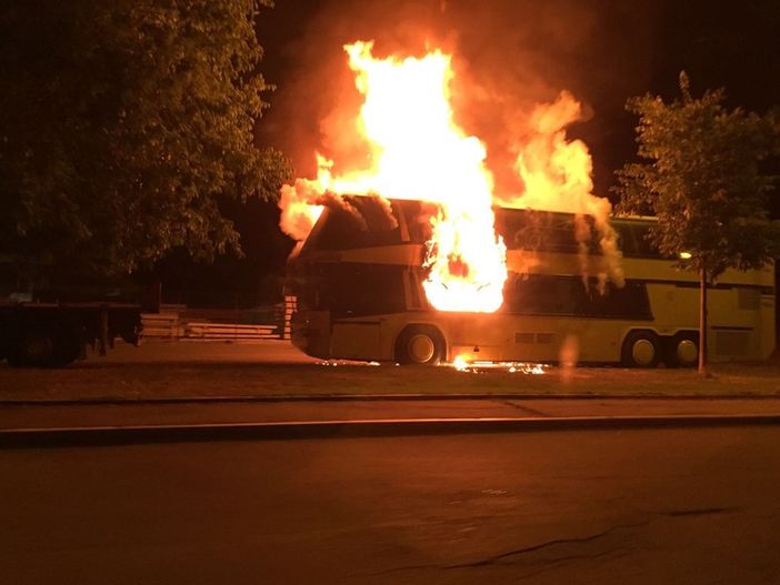 L'autobus in fiamme