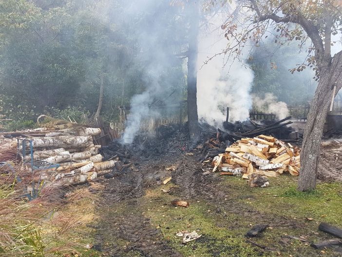 Garessio, a fuoco una legnaia in località "Pianagrone": tre ore di intervento per i vigili del fuoco